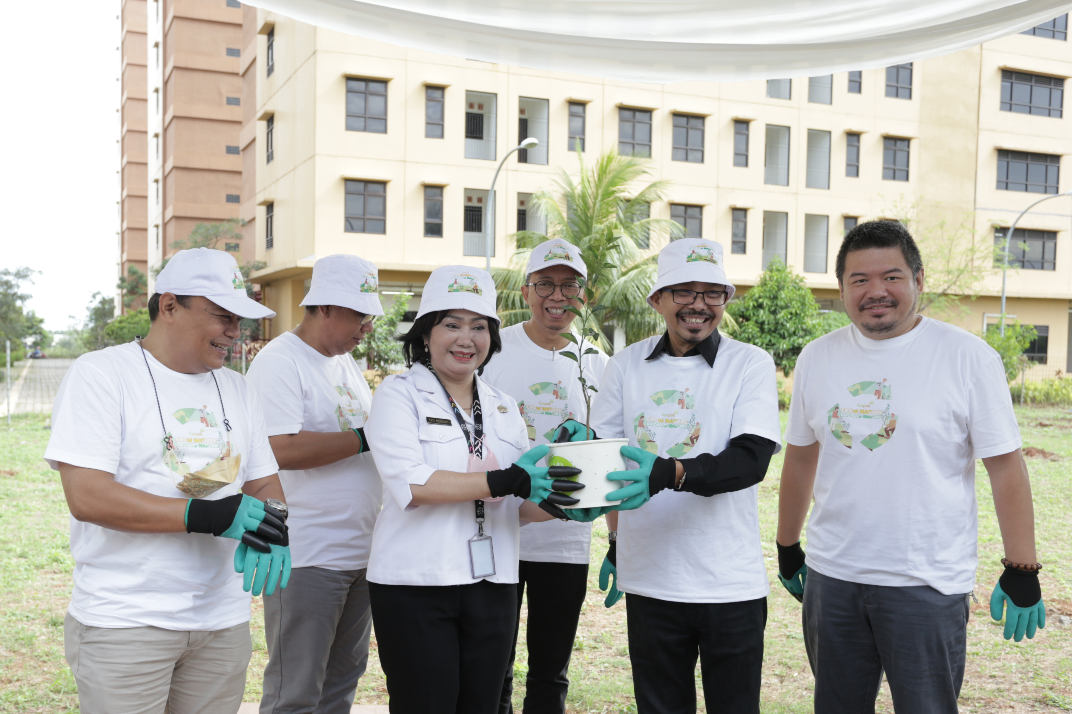 
		Dukung Mitigasi Perubahan Iklim, APP Sinar Mas Bersama Mitra Bisnis Tanam Pohon Dengan Wadah Biodegradable
		
	