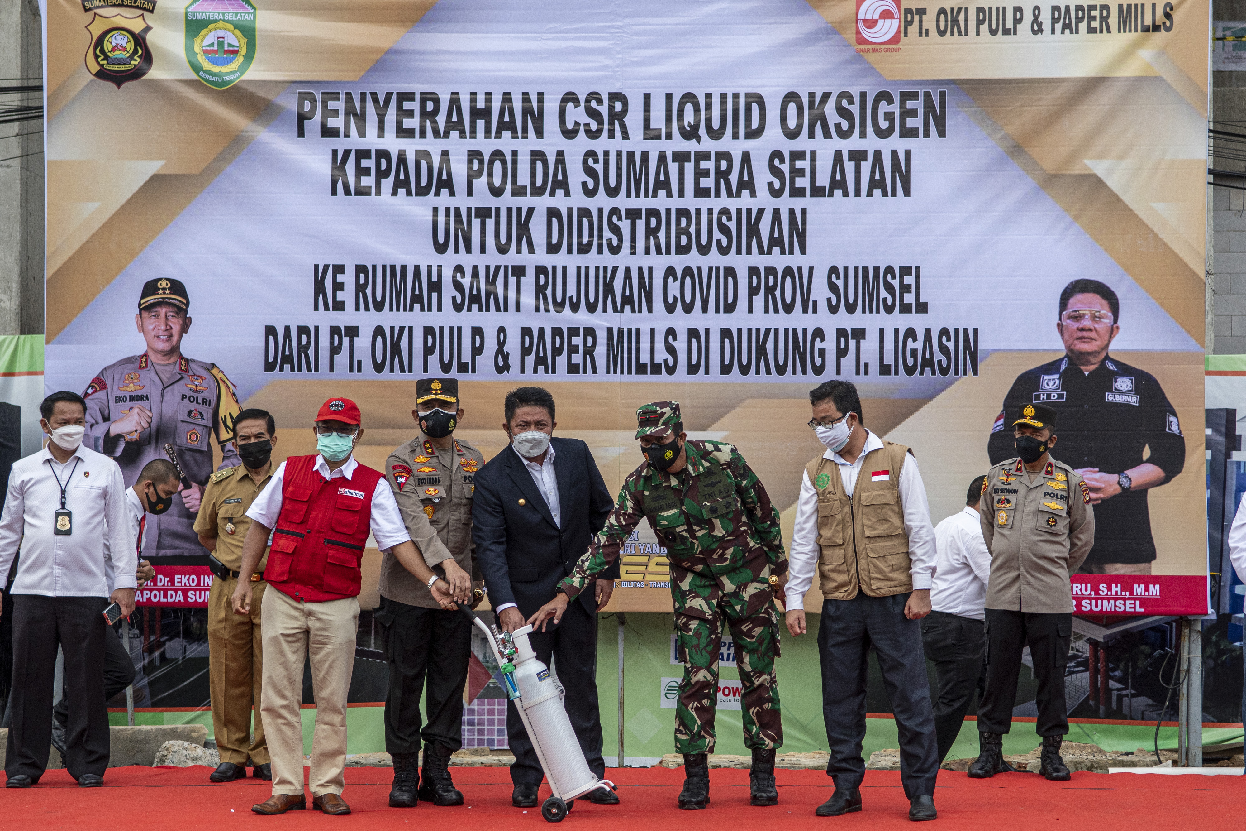 
		Bantu Keterbatasan, APP Sinar Mas Sediakan 1.200 ton Oksigen dan Jalin Kerja Sama Temasek
		
	