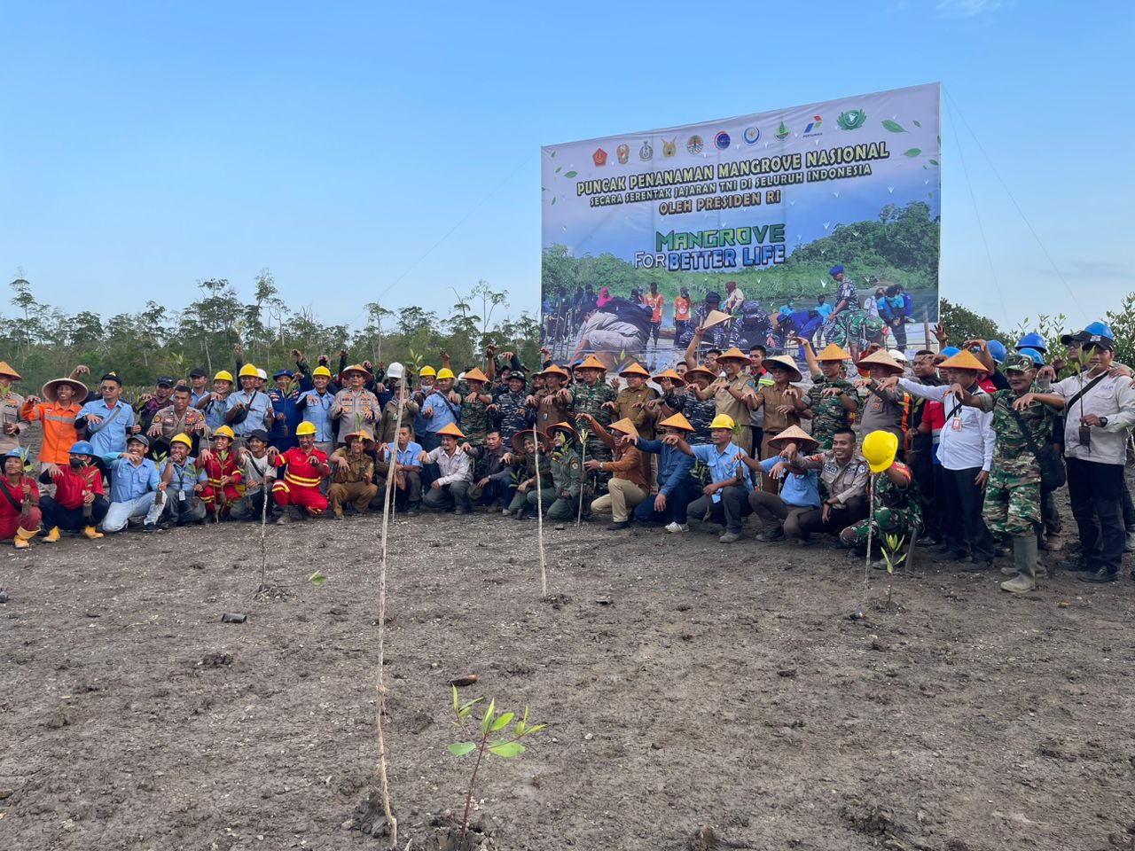 
		Penanaman Mangrove Serentak oleh TNI Se-Indonesia: Kolaborasi Multisektoral untuk Rehabilitasi Mangrove Dalam Rangka Mitigasi Perubahan Iklim
		
	