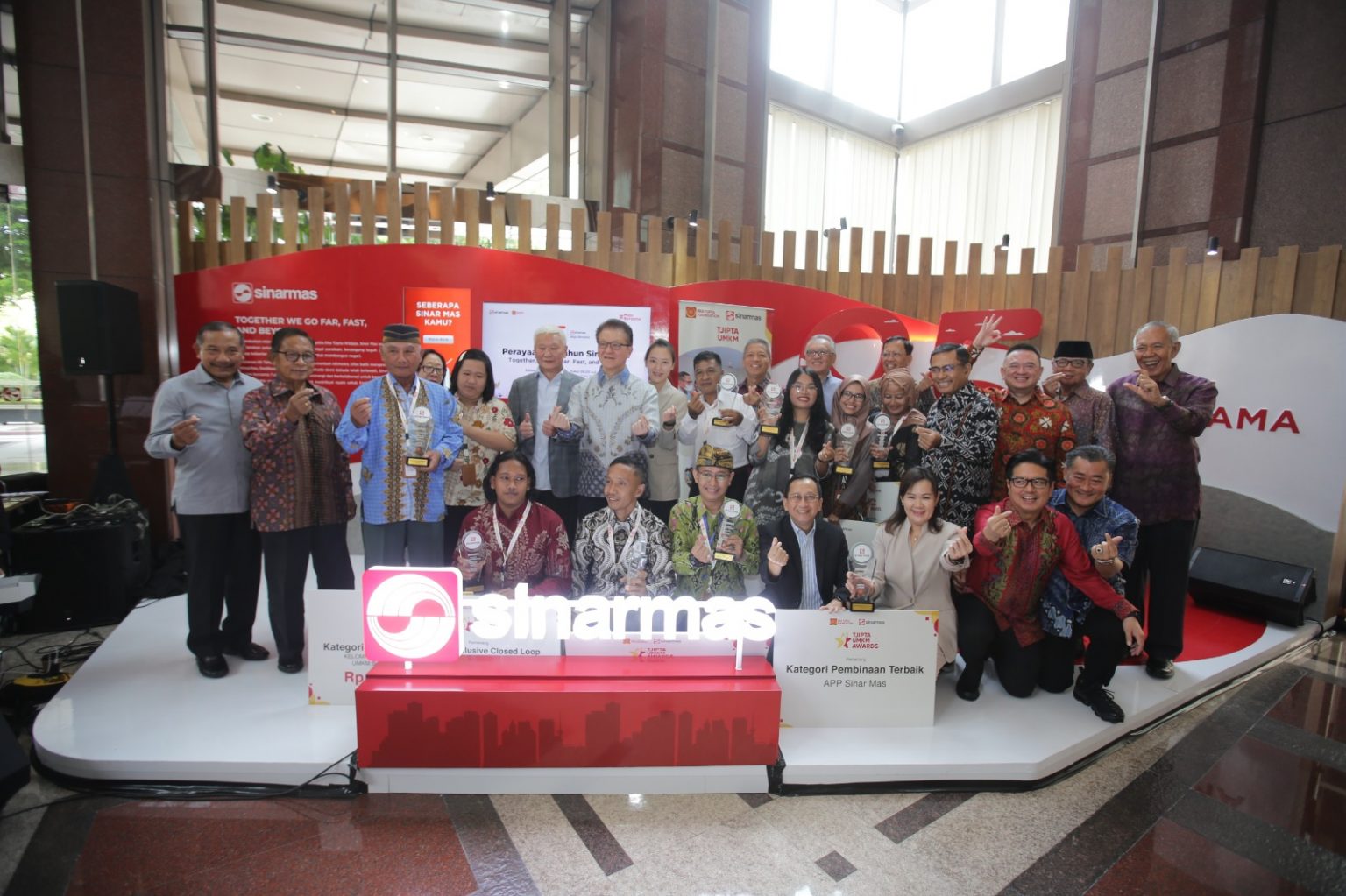 
		85 Tahun Sinar Mas: Maju Bersama Membangun Negeri
		
	