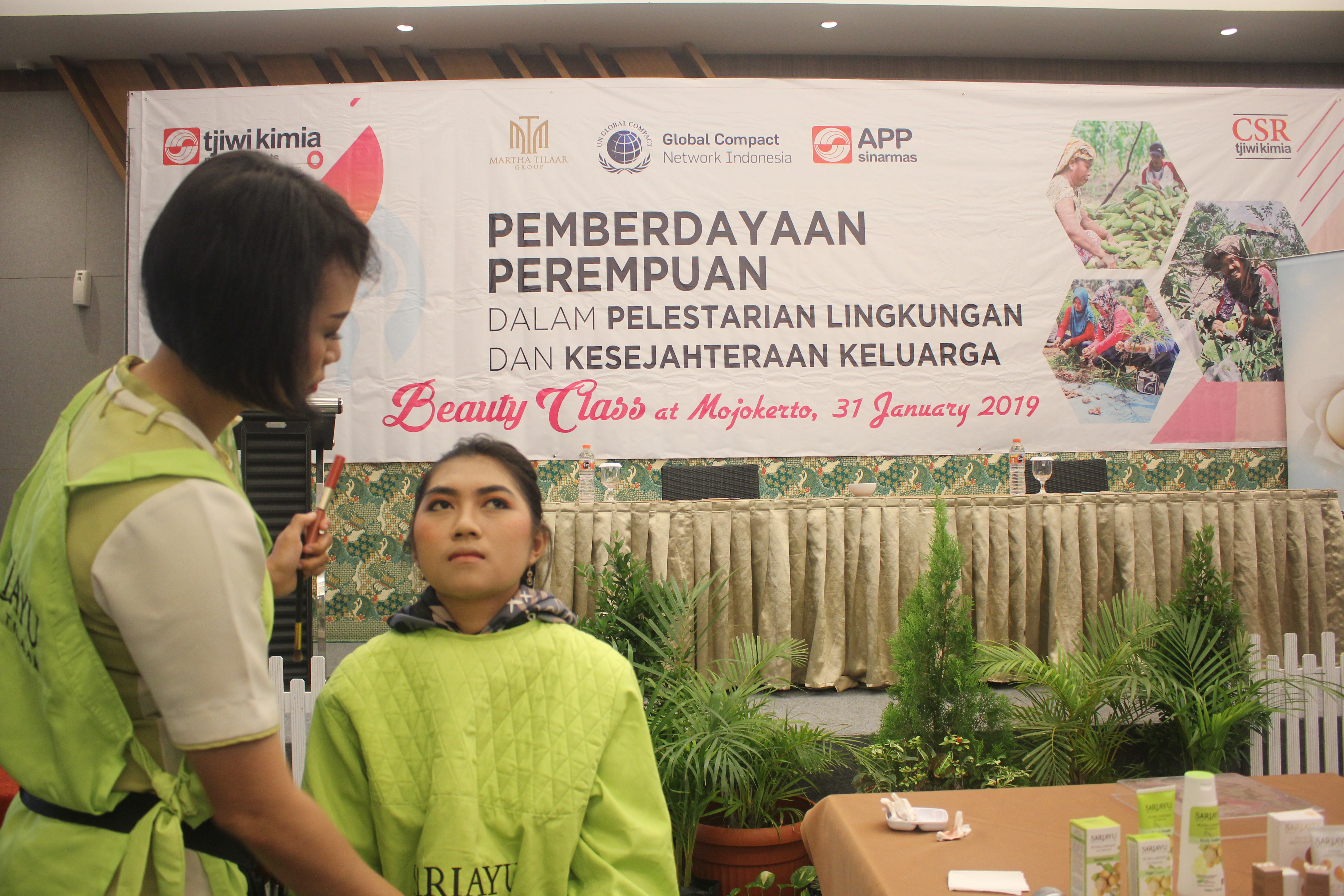 
		Program APP dan Martha Tilaar Group memberdayakan perempuan mencari mata pencaharian alternative
		
	