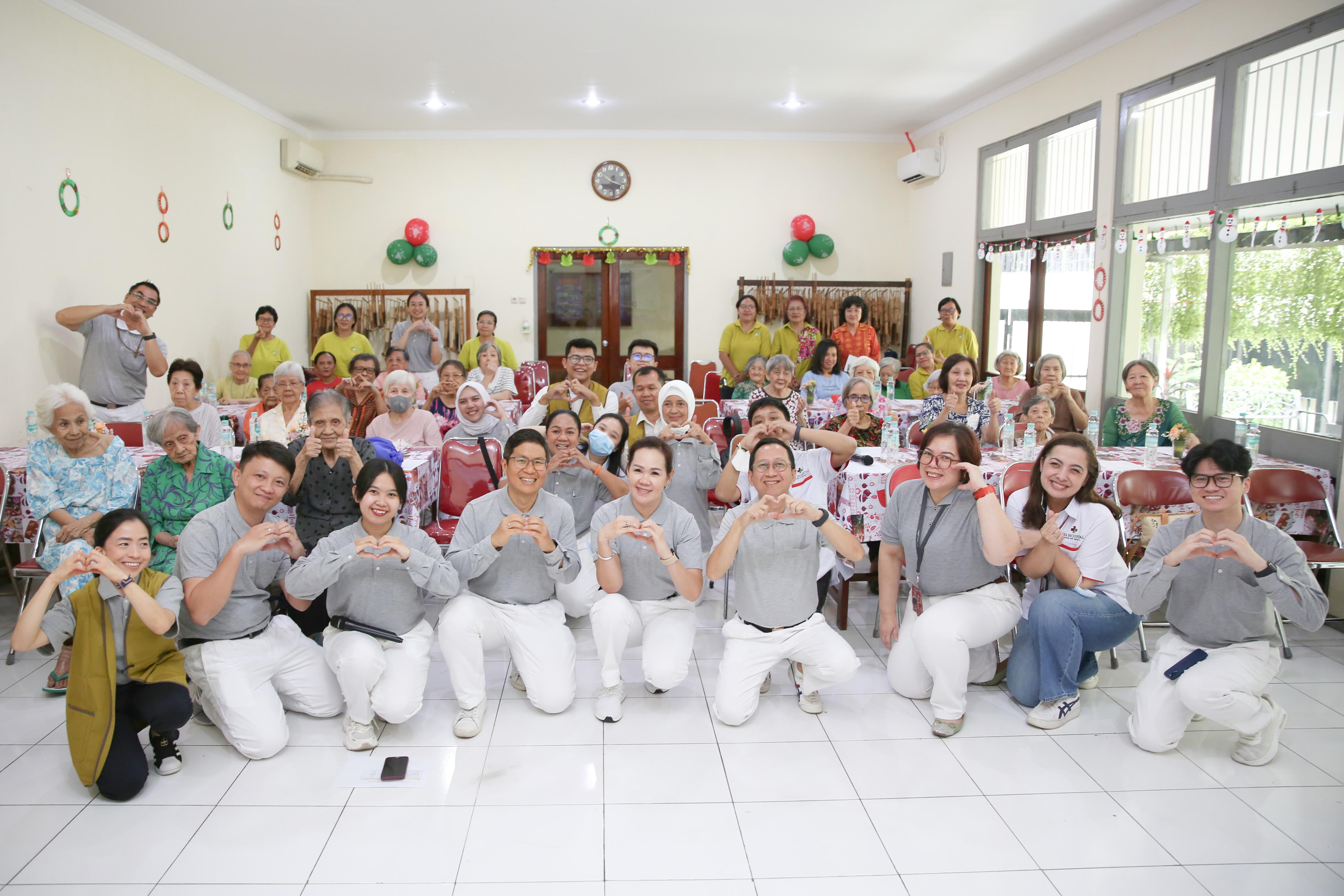 Relawan Tzu Chi APP HQ Thamrin dan Eka Hospital Berbagi Kasih di Sasana Tresna Werdha Karya Kasih Kwitang