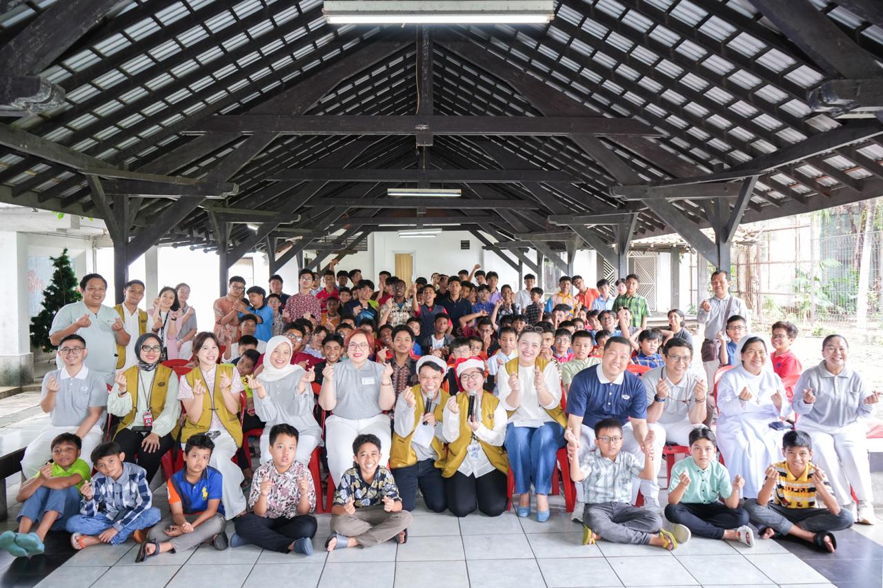 Kunjungan Kasih Tzu Chi APP HQ dan Eka Hospital Hadirkan Kehangatan Natal di Panti Asuhan Vincentius Putra