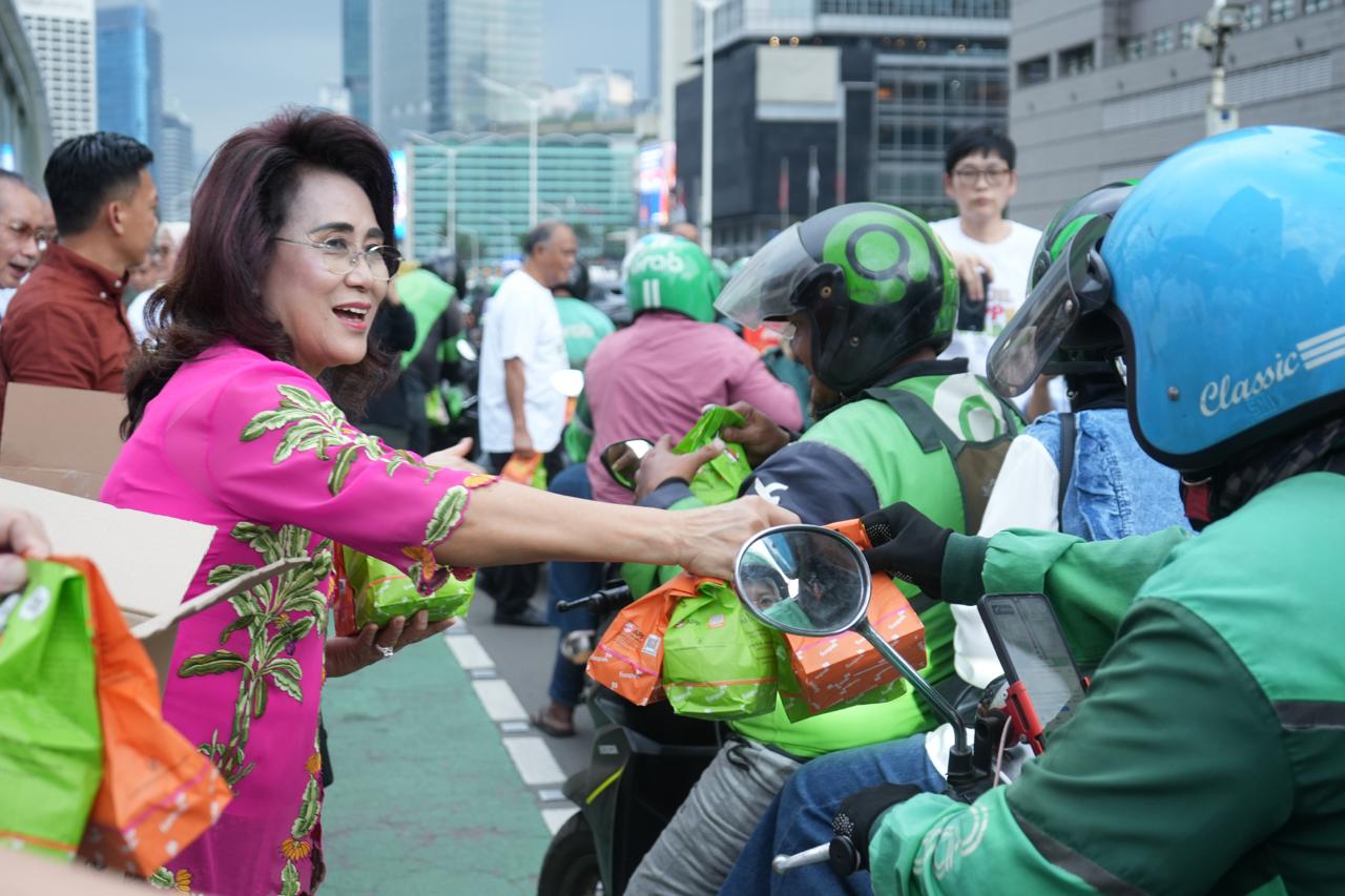 
		APP Group dan Pisang Goreng Madu Bu Nanik Bagikan 1.500 Takjil
		
	